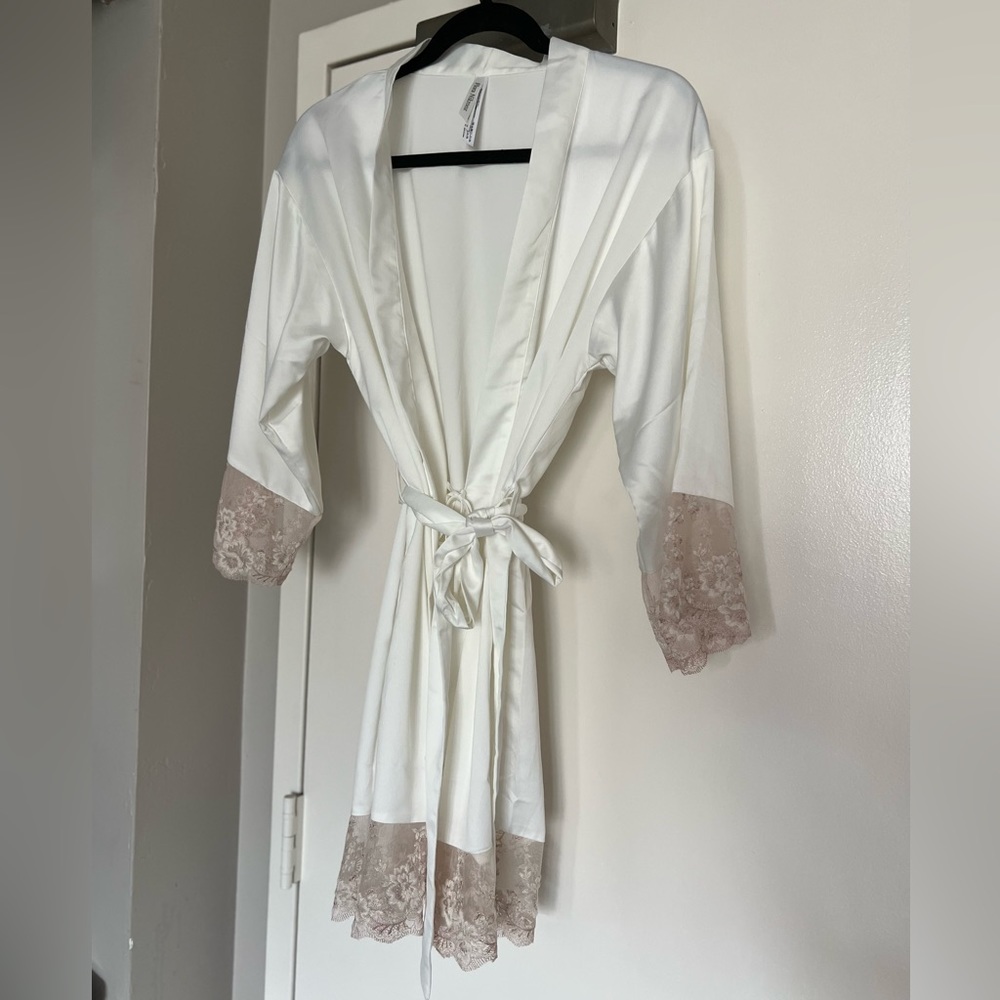Flora Nikrooz size XS bridal kimono with rose lace detail